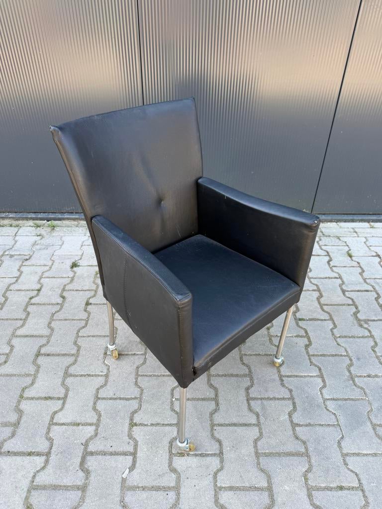 Zwarte leren stoel met metalen poten, Huis en Inrichting, Stoelen, Ophalen, Gebruikt, Zwart, Leer