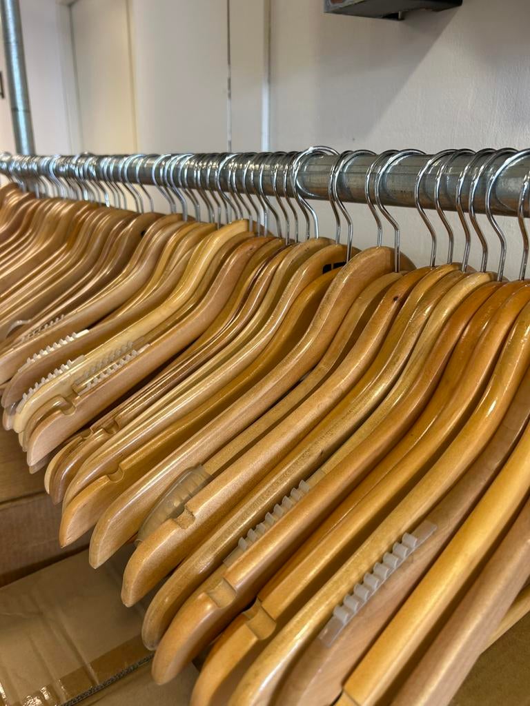 Bijna 1000 Houten gebruikte kledinghangers, Kleding | Dames, Kledinghangers, Ophalen, Zo goed als nieuw, Hout