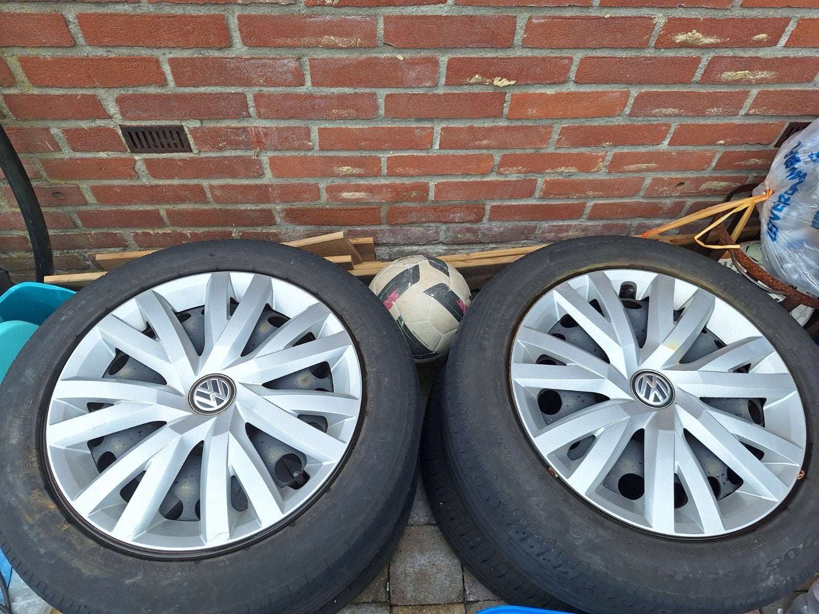 Gebruikte 16inch Banden en Velgen met VW wieldoppen, Ophalen of Verzenden, Gebruikt
