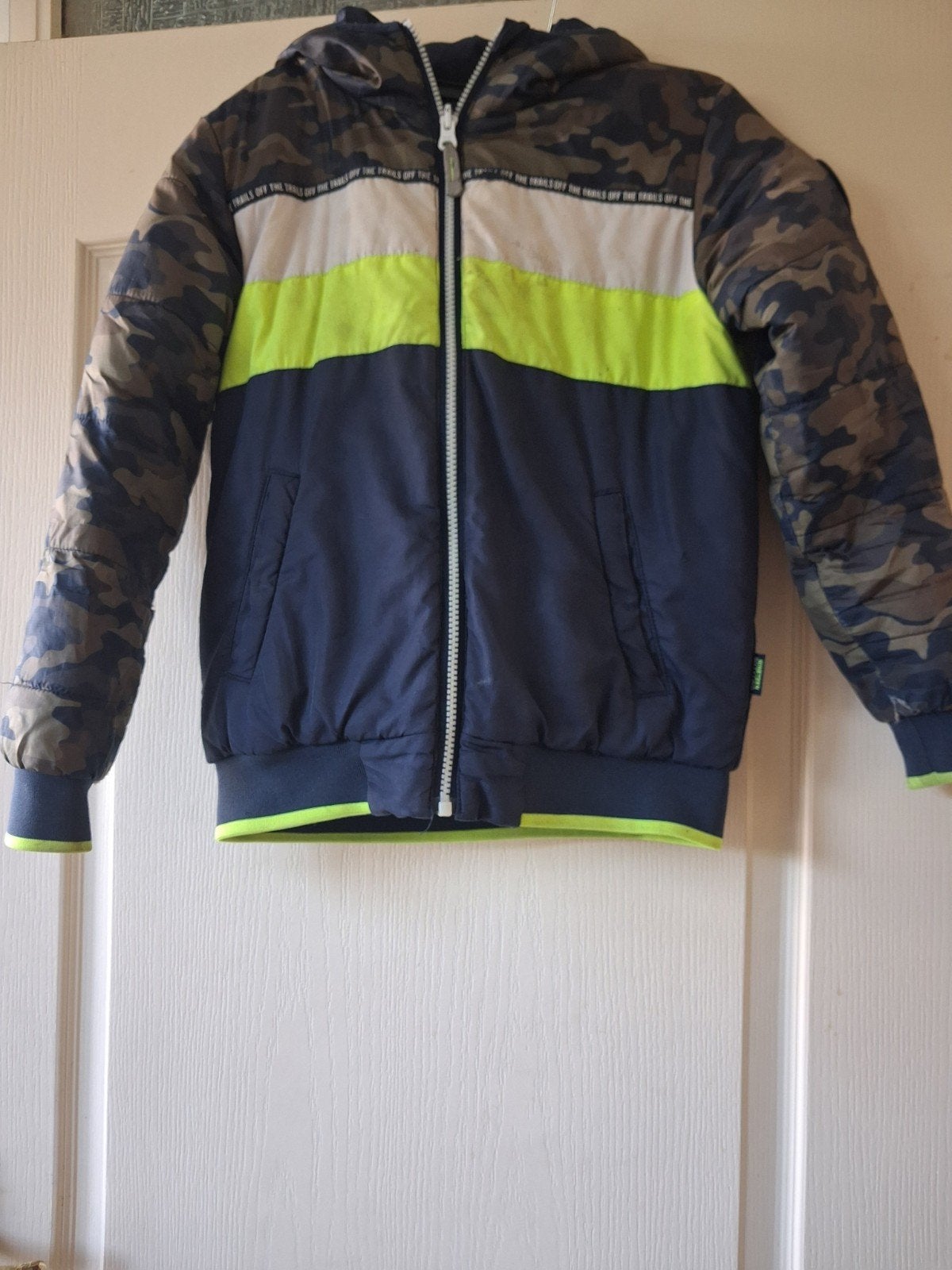 Stoere winterjongensjas maat 158 - camouflage en neon, Kinderen en Baby's, Kinderkleding | Maat 158, Gebruikt, Ophalen of Verzenden
