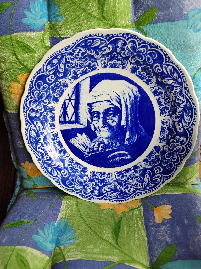 Delfts blauw wandbord met lezende vrouw, 'de oude vrouw', Antiek en Kunst, Antiek | Wandborden en Tegels, Ophalen