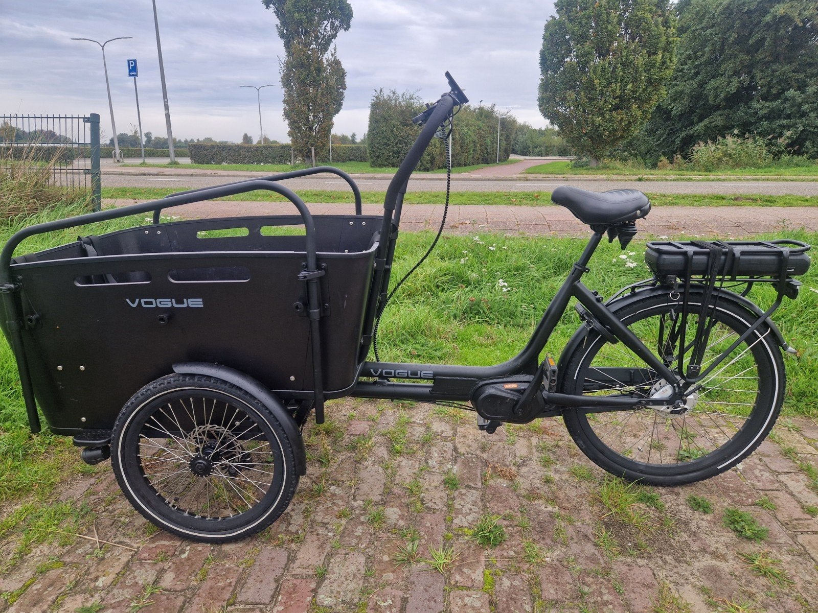 ELEKTRISCHE BAKFIETS VOGUE(ZO GOED ALS NIEUW)ANTILEK BANDEN, Ophalen, Zo goed als nieuw, 4 kinderen of meer