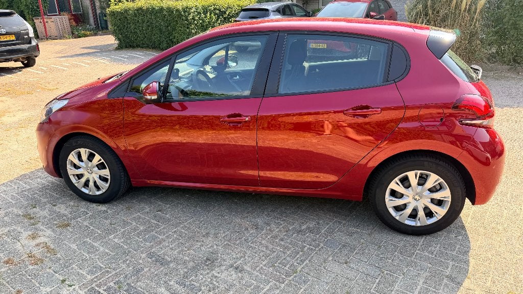 Peugeot 208 1.2 VTI 60KW/82PK 5-D 2016 Rood, Voorwielaandrijving, Stof, 31 €/maand, 1199 cc
