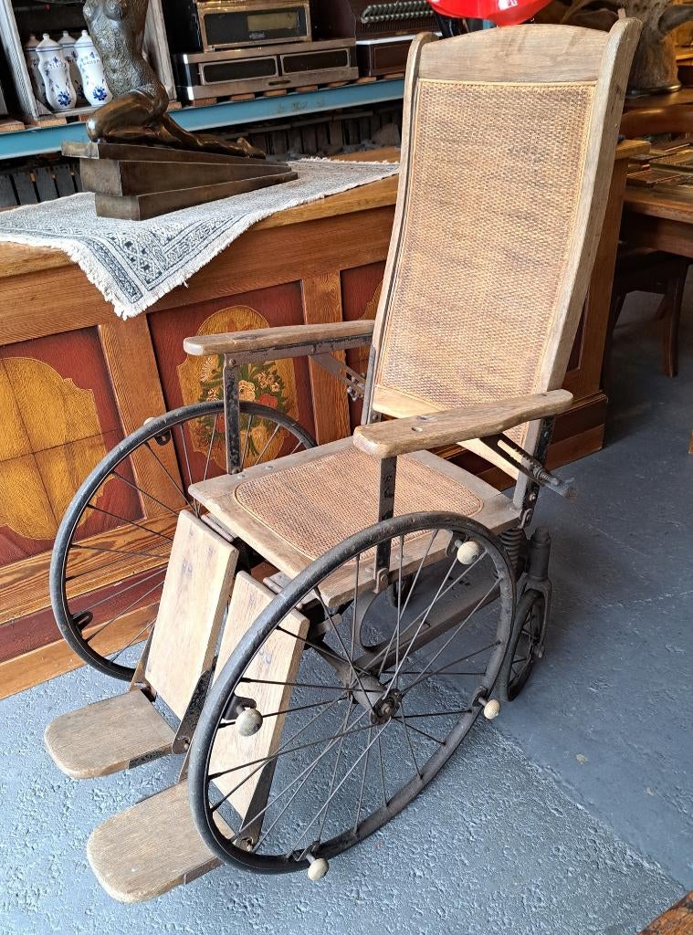 Antieke rolstoel van de firma Cendron Wheel made in the USA, Ophalen