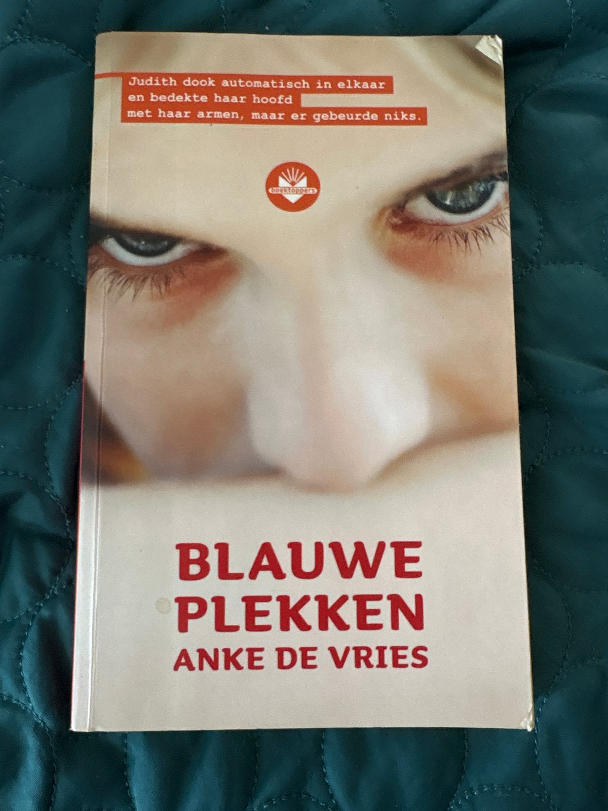 Blauwe Plekken - Anke de Vries (Boektoppers), Ophalen of Verzenden, Gelezen, Fictie