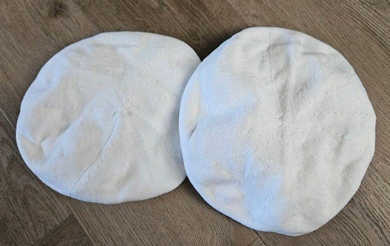 2 witte baretten, Kinderen en Baby's, Kinderkleding | Petten en Hoeden, Ophalen, Gebruikt, Jongen of Meisje