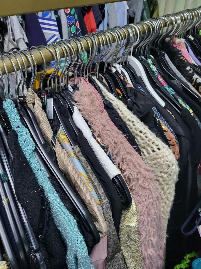 Partij kleding 100 stuks € 150,- dames heren Kids actie mix, Kleding | Dames, Dames-kledingpakketten, Zo goed als nieuw, Maat 38/40 (M)