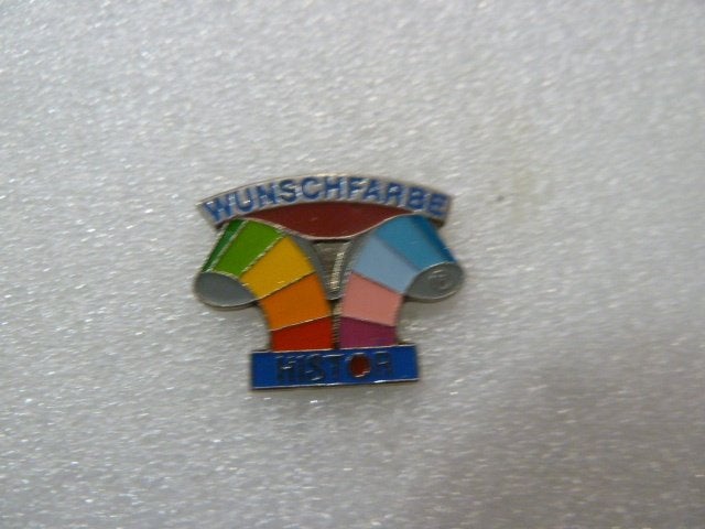Vintage Pin 'Wunschfarbe Fistor' - Kleurrijke Emaille Pin, Verzamelen, Ophalen of Verzenden, Gebruikt, Overige onderwerpen, Speldje of Pin