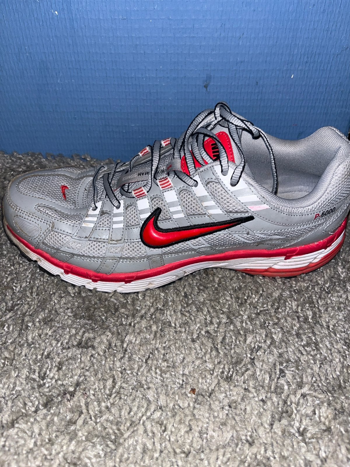 Nike P-6000 sneakers grijs/rood, Kleding | Heren, Ophalen of Verzenden, Gedragen, Overige kleuren, Sneakers of Gympen