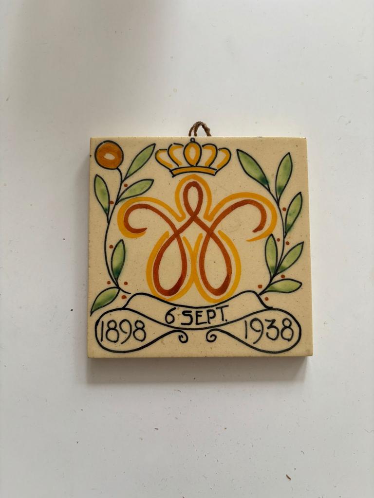 Tegeltje Wilhelmina 40 jaar Regeringsjubileum 1898-1938, Antiek en Kunst, Antiek | Wandborden en Tegels, Ophalen of Verzenden