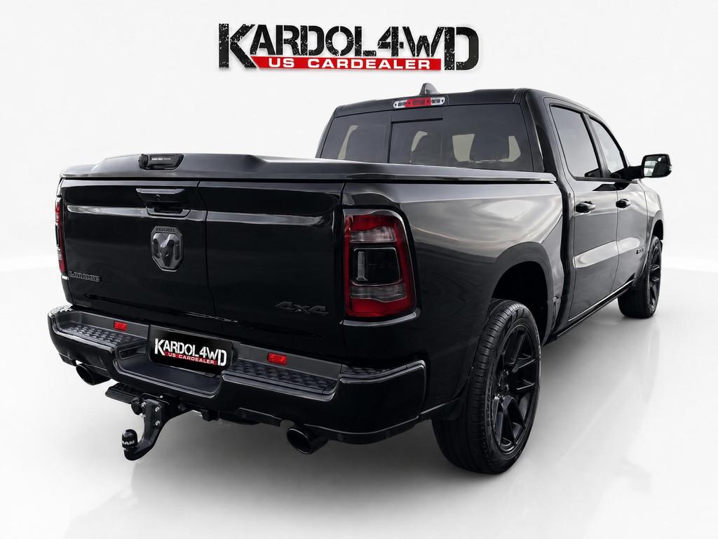 Dodge Ram 1500 Laramie Night Edition Modeljaar "24 | BOMVOL!, Auto's, Automaat, 3500 kg, Gebruikt, 5654 cc