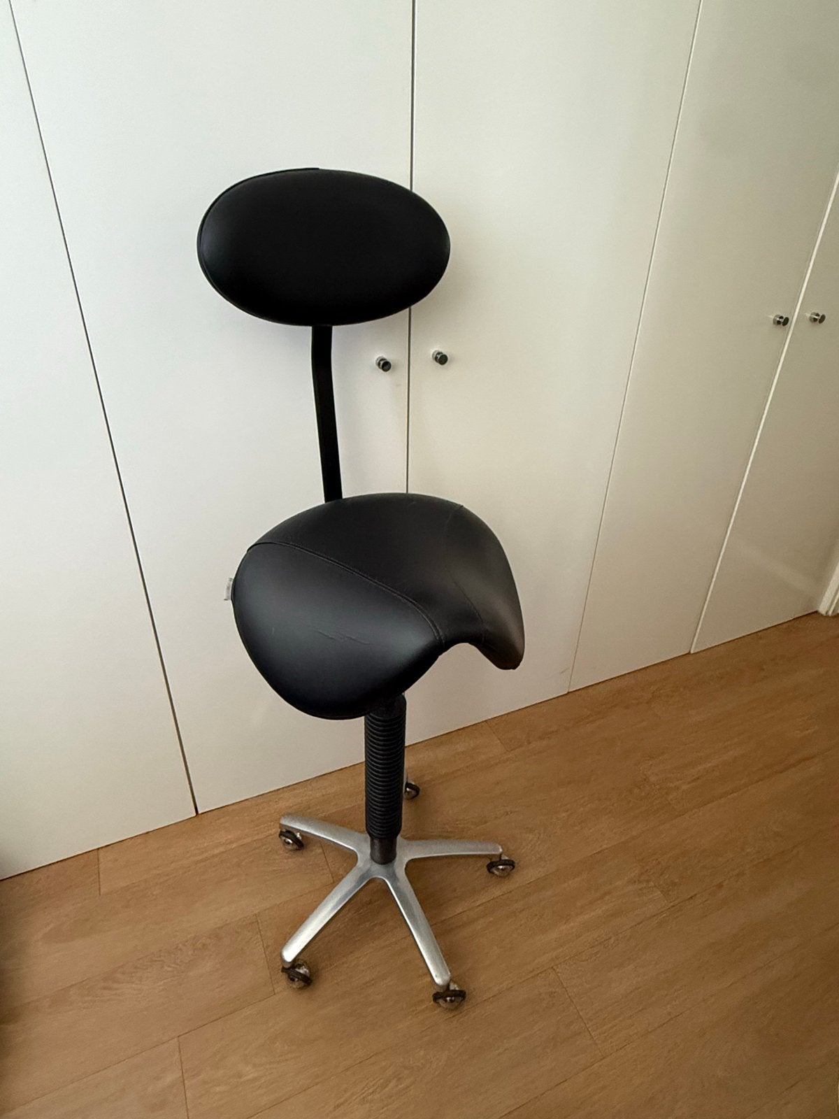 Flowork Ergonomische Zadelkruk burokruk met Rugleuning Zwart, Ophalen, Zwart, Zo goed als nieuw, Bureaukruk