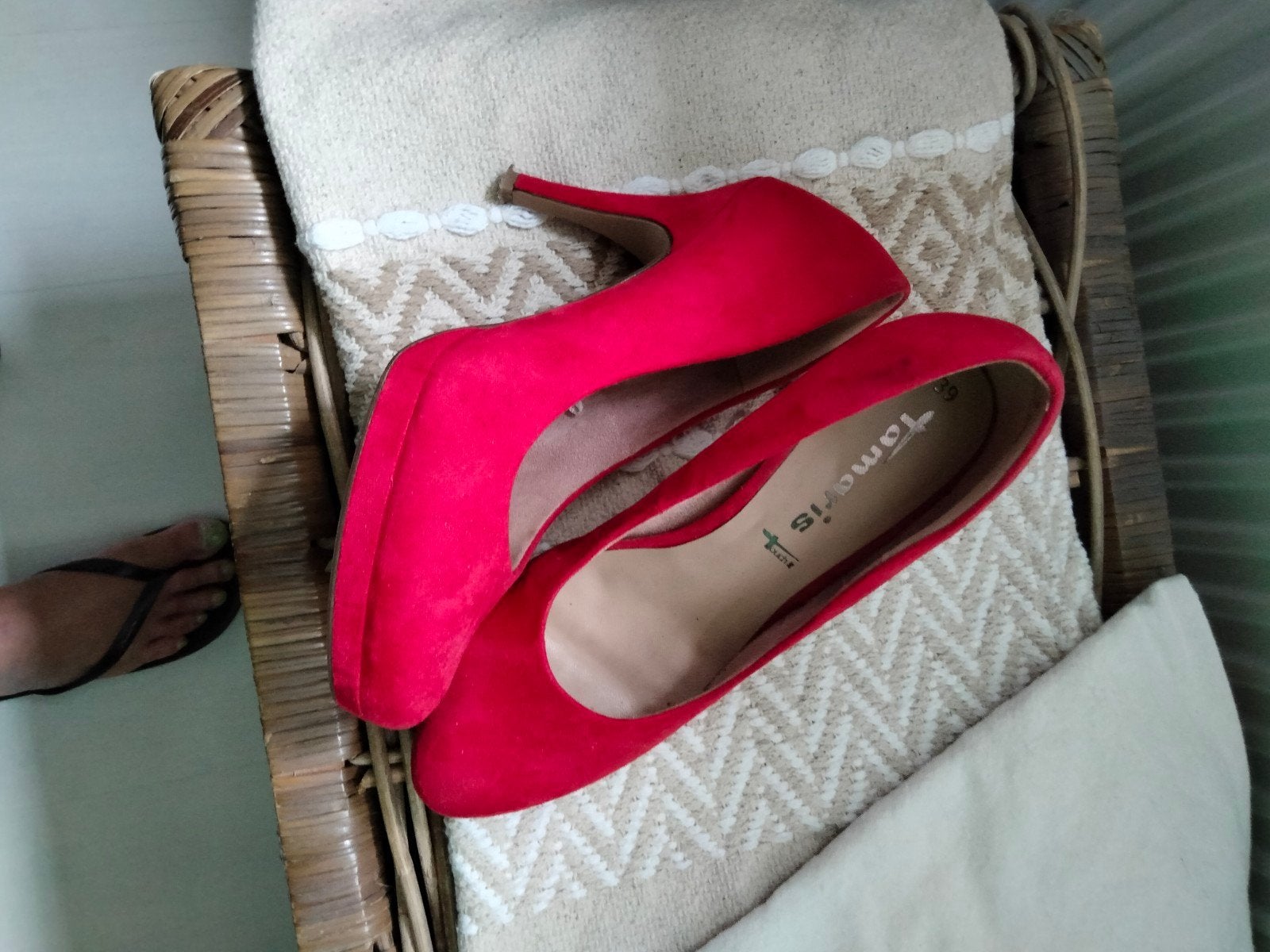roze/rode suède pumps, Kleding | Dames, Schoenen, Zo goed als nieuw, Pumps, Roze, Ophalen of Verzenden