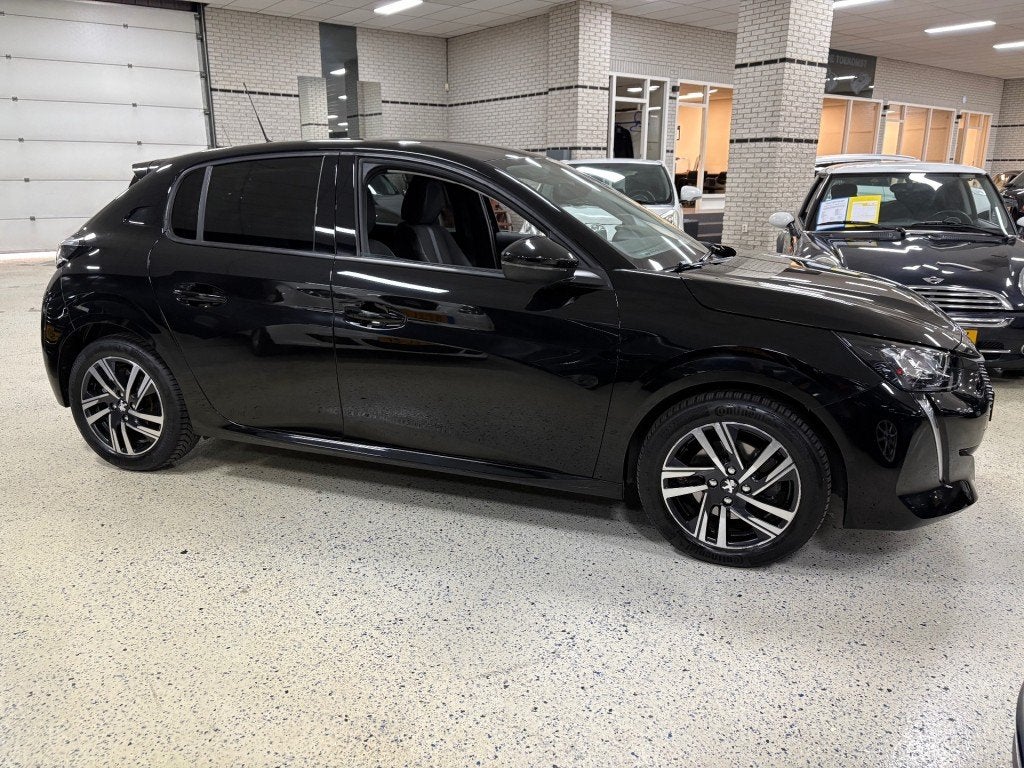 Peugeot 208 1.2 Allure 5 Drs Navigatie PDC Apple Android  EC, Auto's, Voorwielaandrijving, 101 pk, Gebruikt, Met garantie (alle)