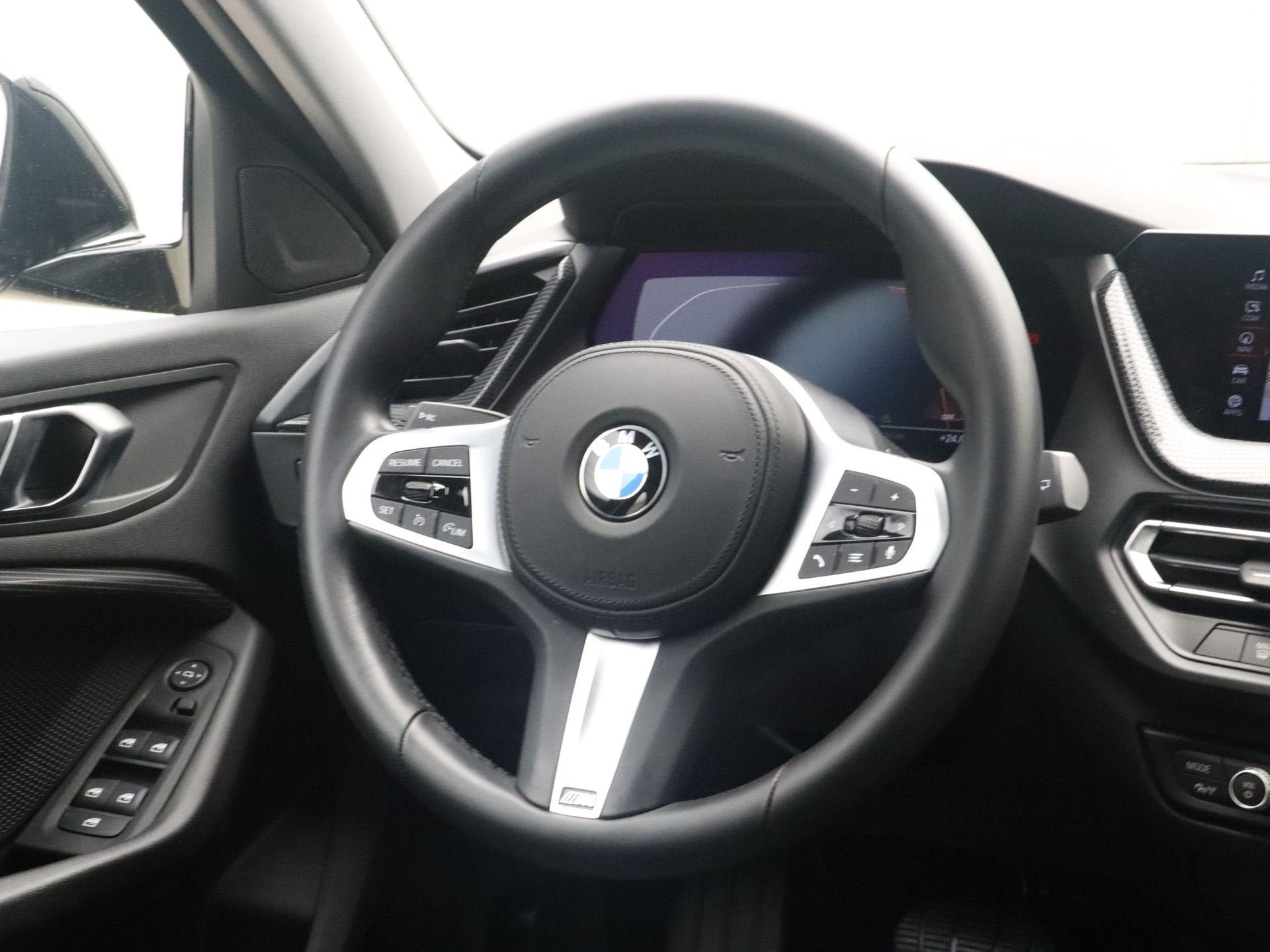 BMW 1 Serie 118i Sport Line (bj 2022, automaat), Gebruikt, Met garantie (alle), Zwart, Origineel Nederlands