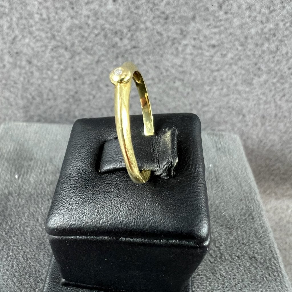 Gouden Ring | 14k | 1,43g | bandring zirkonia |mt17 | 409855, Sieraden, Tassen en Uiterlijk, Ringen, Gebruikt, Ophalen of Verzenden