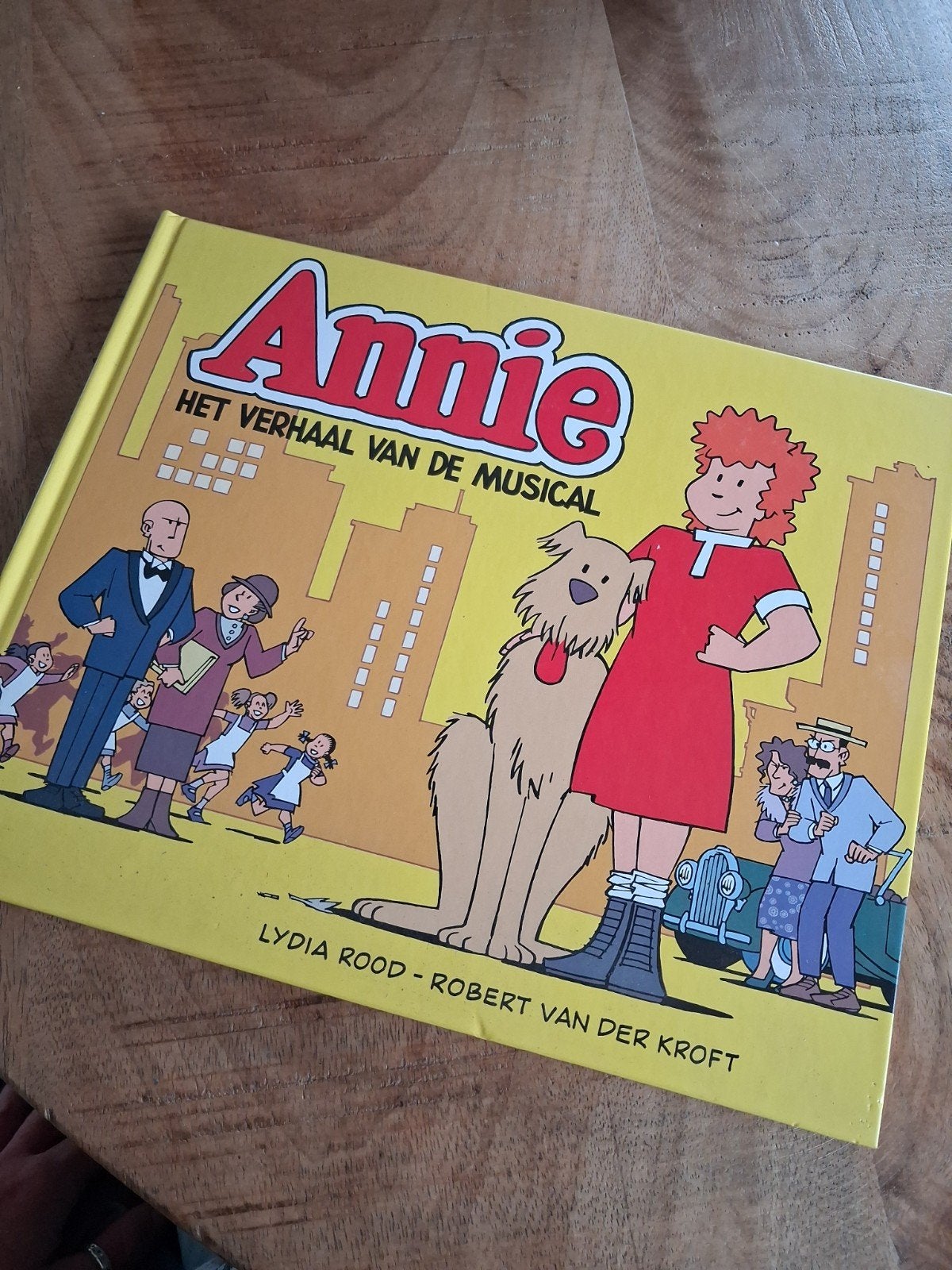 Annie: Het Verhaal van de Musical - Stripboek, Ophalen of Verzenden, Gelezen