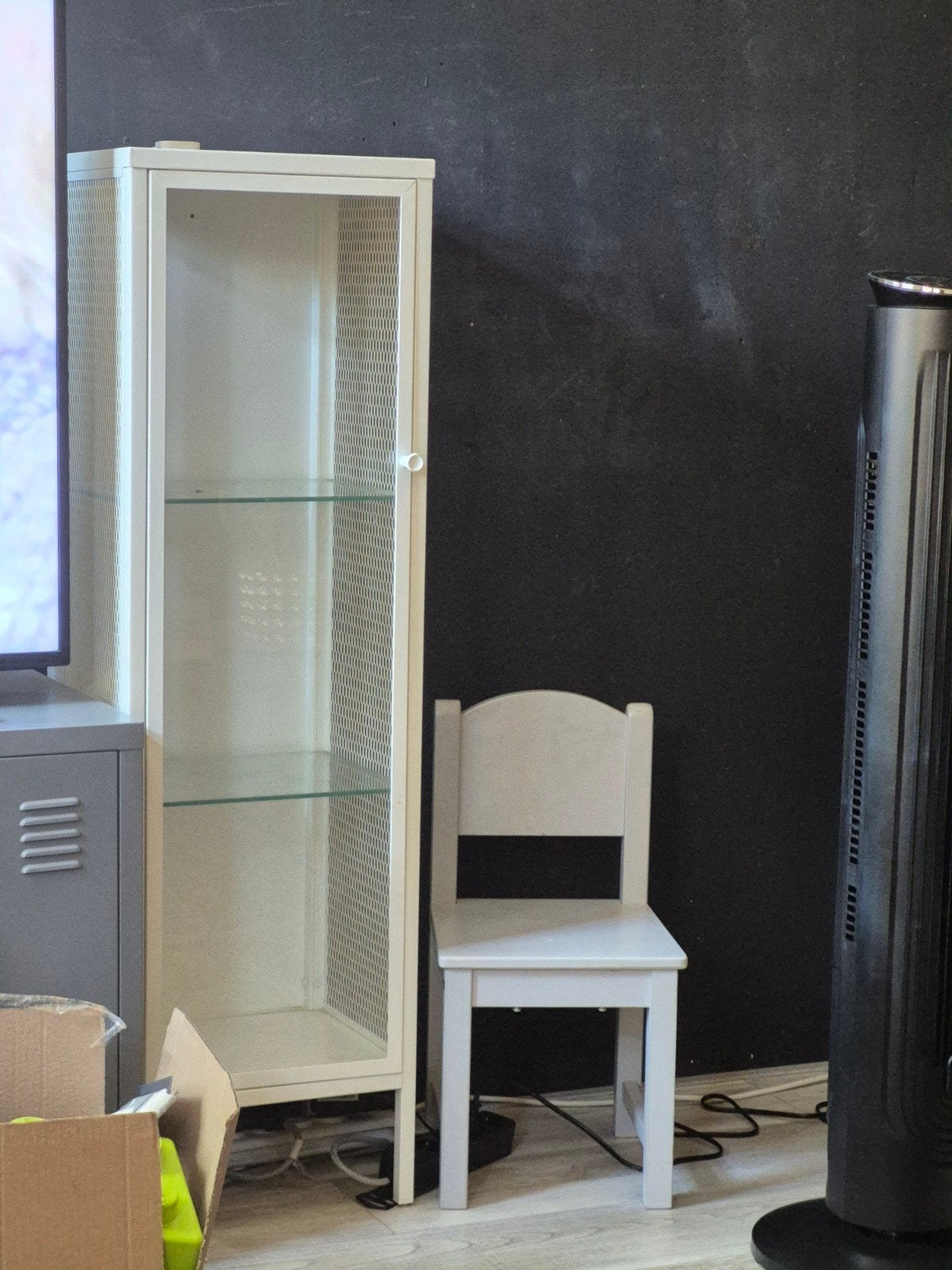 Ikea vitrinekastje met glazen deur en 2 glazen plaatjes, Huis en Inrichting, Kasten | Vitrinekasten, Ophalen, Minder dan 50 cm
