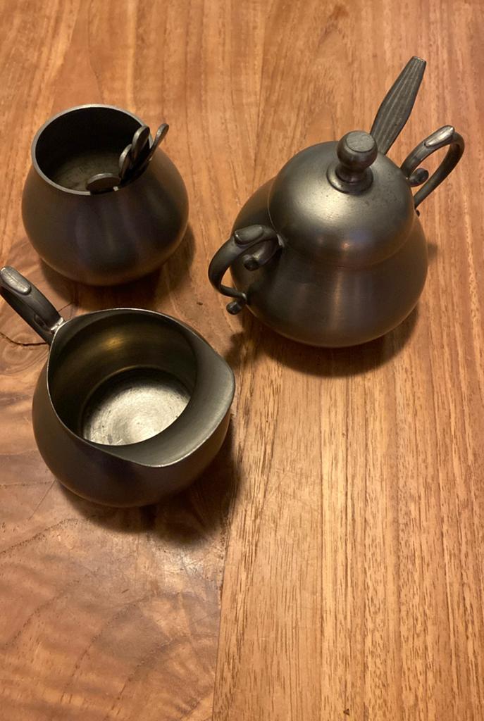 Tinnen setje: melkkannetje, suikerpotje, bakje met lepels, Antiek en Kunst, Antiek | Tin, Ophalen of Verzenden