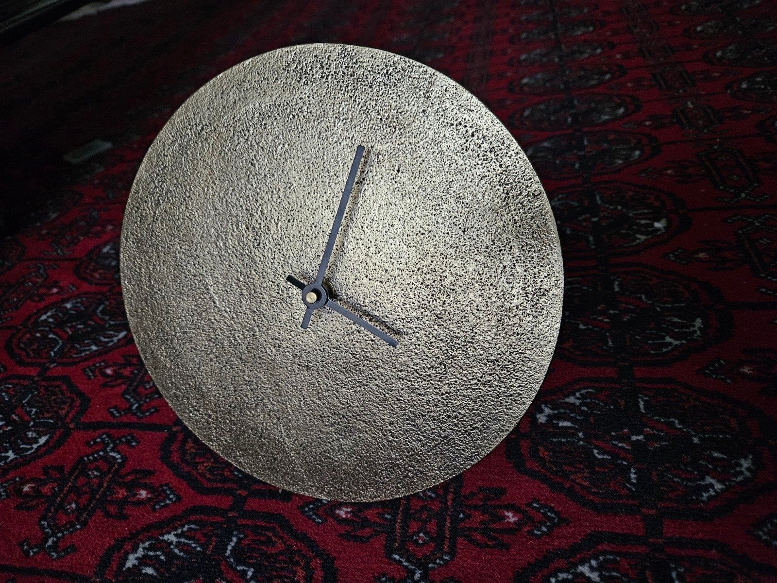 Gouden tafelklok met unieke textuur, Ophalen