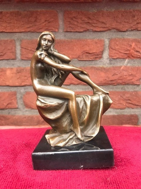 bronzen beeldje, elegant zittend naakt, Ophalen of Verzenden