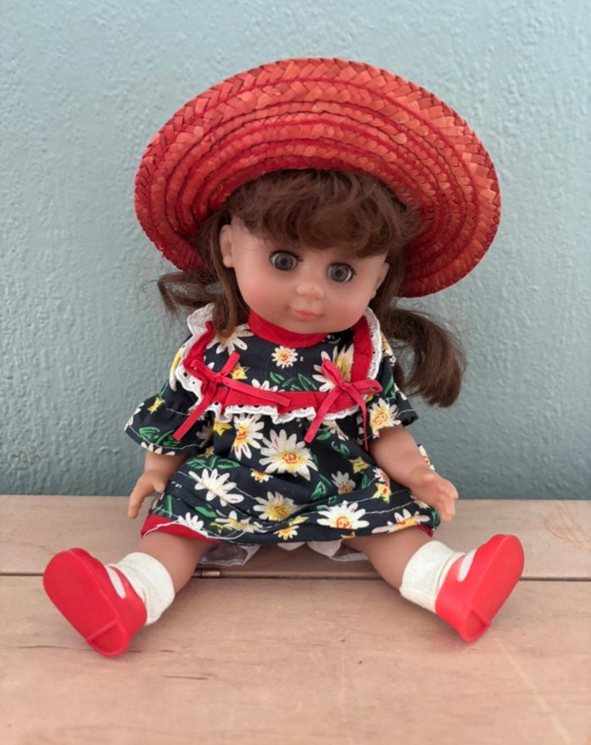 Schattige Babypop met Strohoed & Madeliefjesjurk (35 cm), Ophalen of Verzenden, Zo goed als nieuw, Babypop