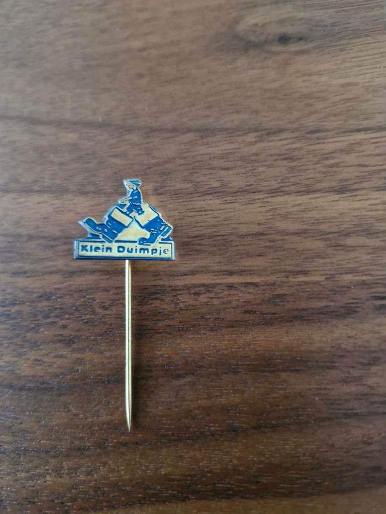 147 Speldje Sprookje Klein Duimpje, Verzamelen, Speldjes, Pins en Buttons, Ophalen of Verzenden, Nieuw
