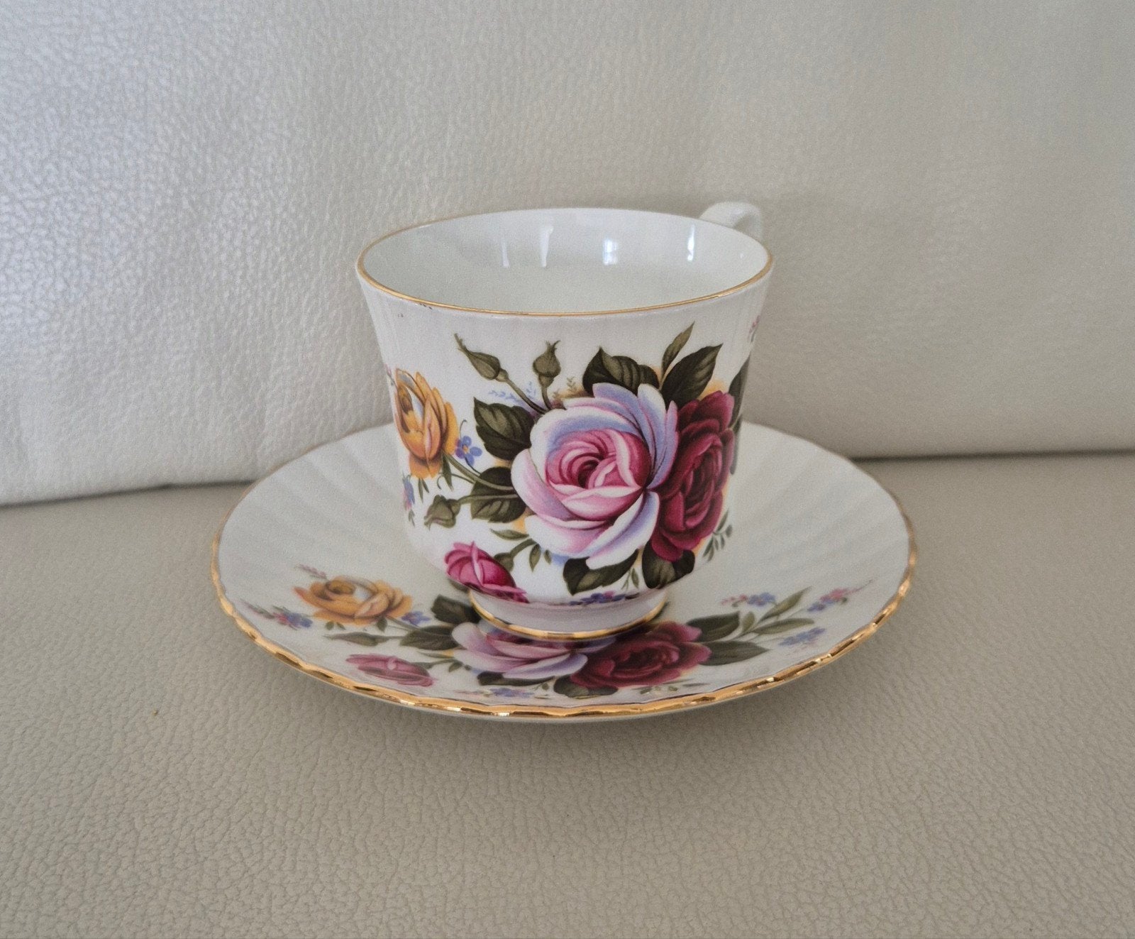 Royal Stafford Bone China Kop en Schotel - Rozenpatroon, Ophalen of Verzenden