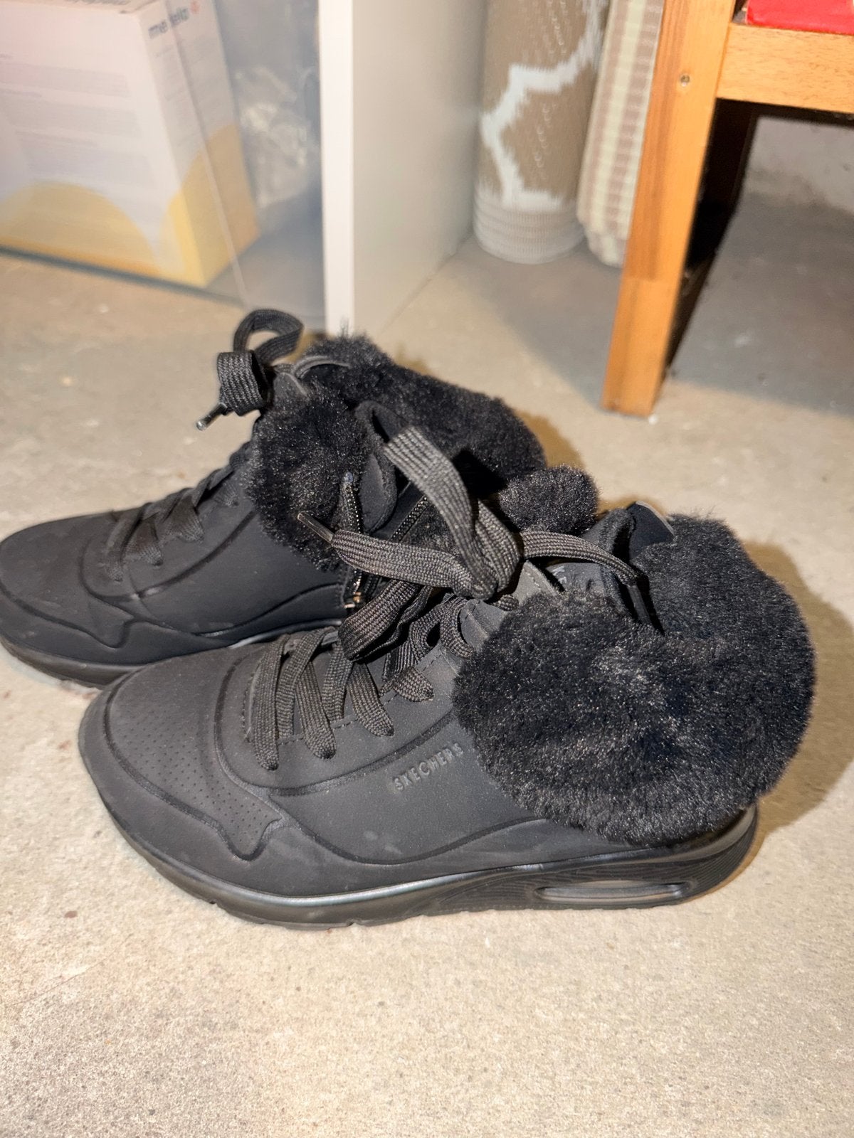Skechers zwarte sneakers met bont, maat 34, Kleding | Dames, Schoenen, Ophalen of Verzenden, Zo goed als nieuw, Zwart, Sneakers of Gympen