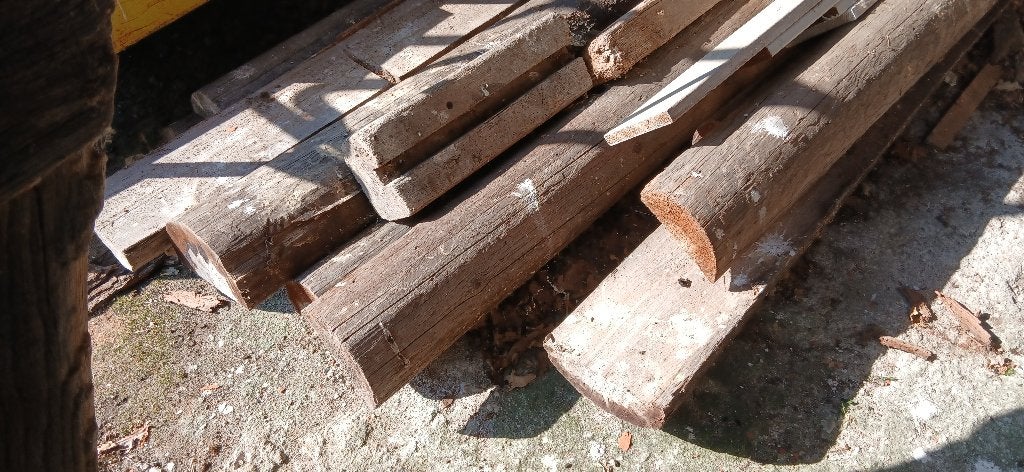 Gratis: halfronde balken voor schuurvloer oid. telefoonpalen, Ophalen, Gebruikt, 250 cm of meer, Balken