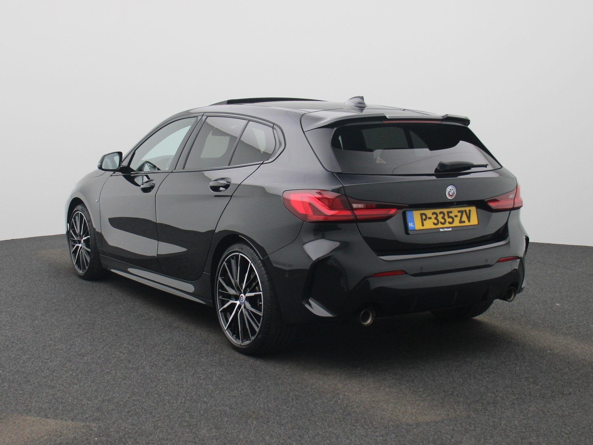 BMW 1-serie 120i Business Edition | M Sport / BMW M 50 Jahre, Auto's, BMW, Gebruikt, 4 cilinders, Zwart, Bedrijf