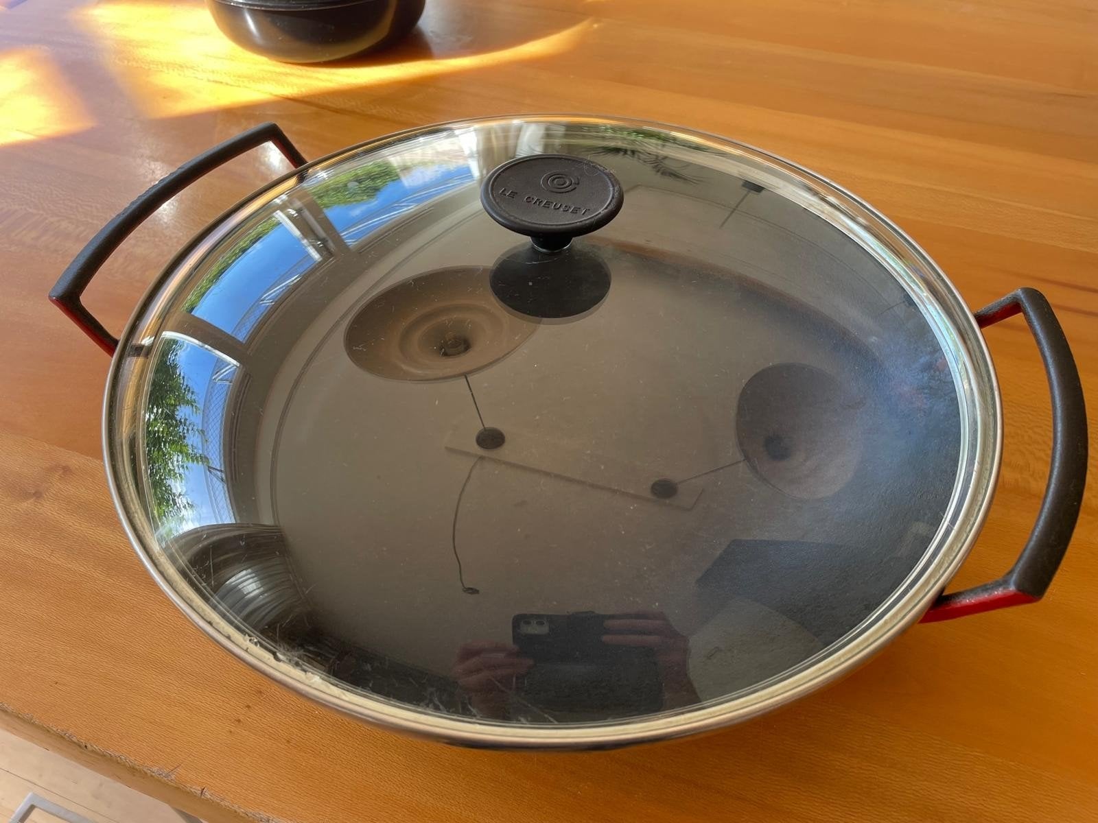 Le Creuset Wokpan met deksel - Gietijzer, Huis en Inrichting, Keuken | Potten en Pannen, Gebruikt, Gietijzer, Le Creuset, Ophalen of Verzenden