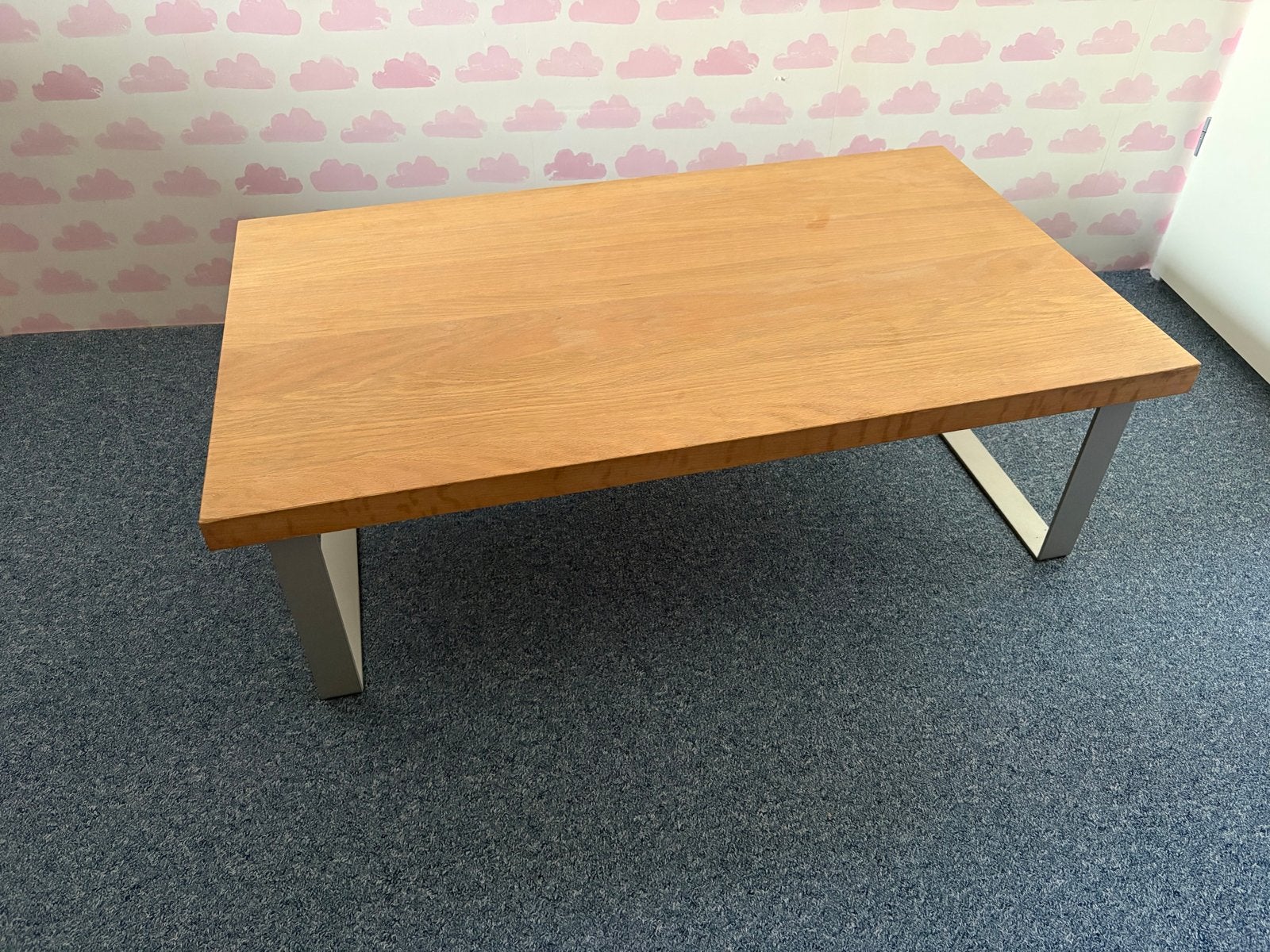 Eikenhouten salontafel met metalen onderstel, Ophalen, Gebruikt, 100 tot 150 cm, Eikenhout