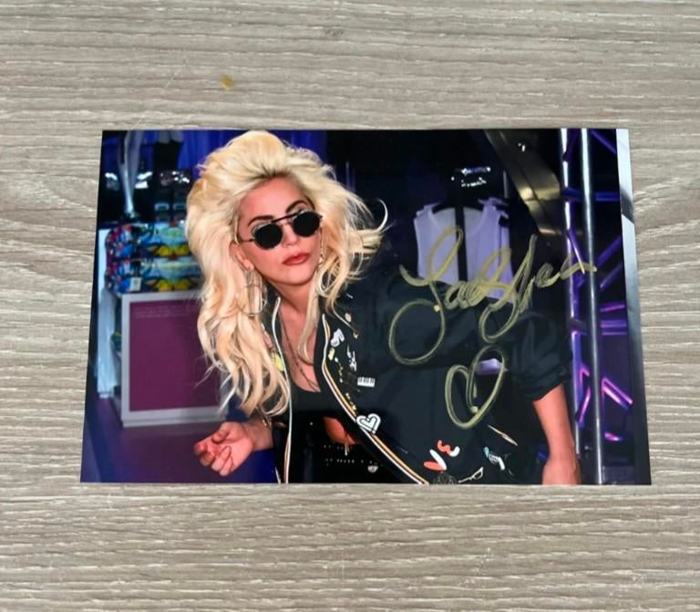 Lady Gaga - Handgesigneerde Foto, Verzenden, Zo goed als nieuw