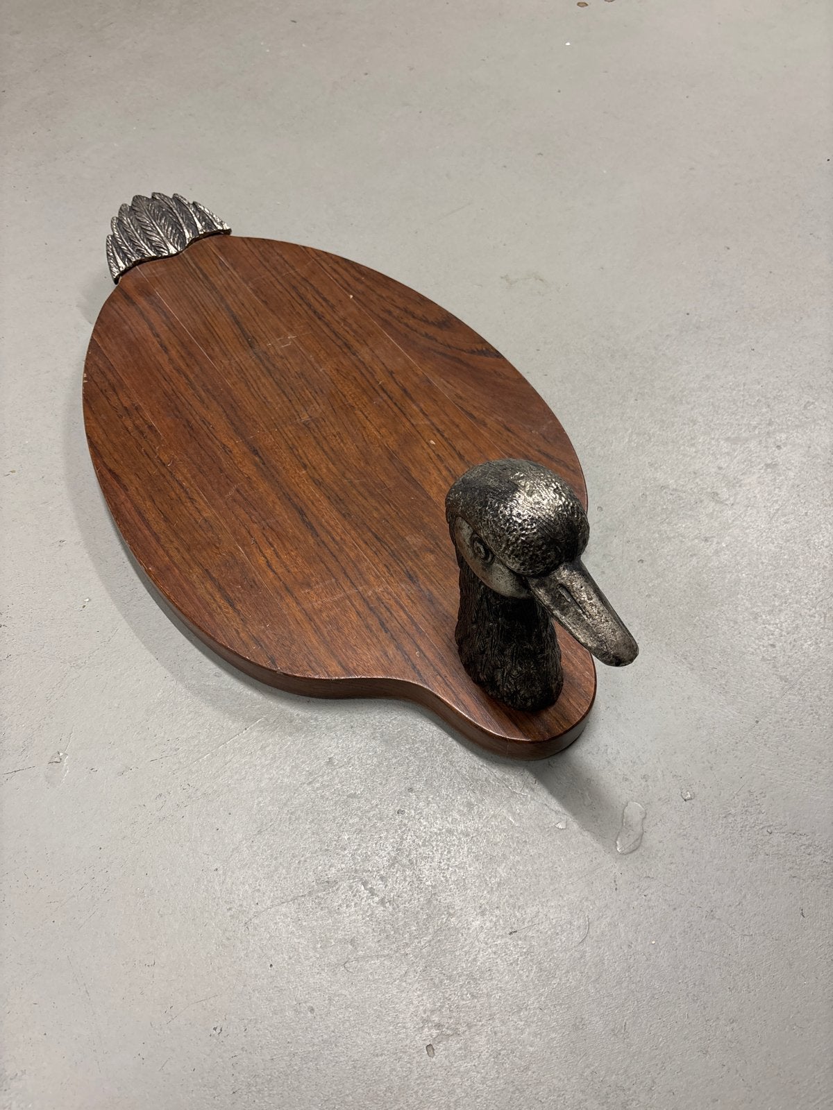 Vintage houten zware serveerplank met eendenkop en veren, Ophalen