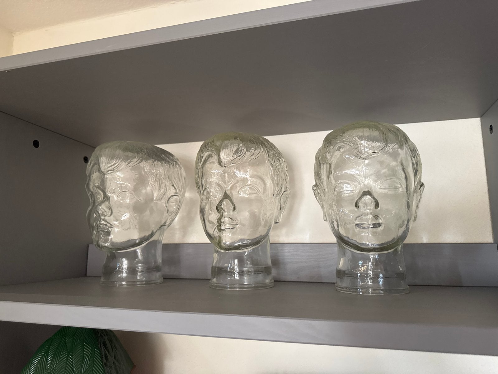 Set van 3 identieke glazen hoofd etalagehoofden, Ophalen
