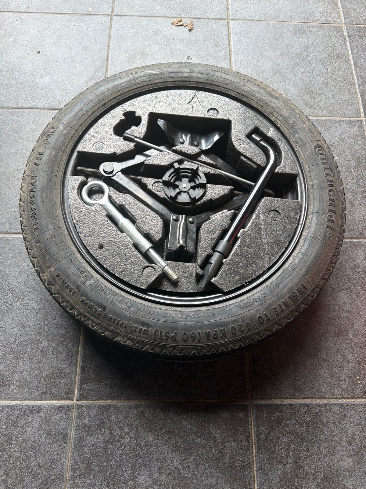 Volvo XC60 thuiskomer met foaminlay & krikset, Auto-onderdelen, Banden en Velgen, Ophalen, Gebruikt, Banden en Velgen, 17 inch