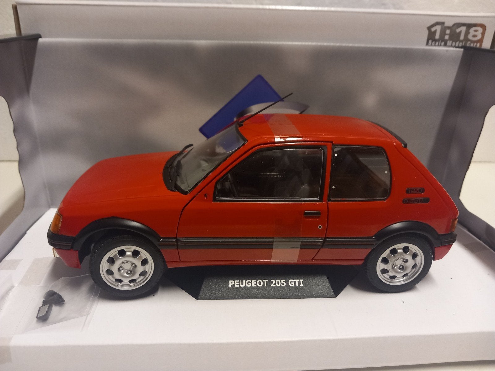 Peugeot 205 1.9 GTI rood Solido metal 1:18 KRD, Ophalen of Verzenden, Zo goed als nieuw, Auto, Solido