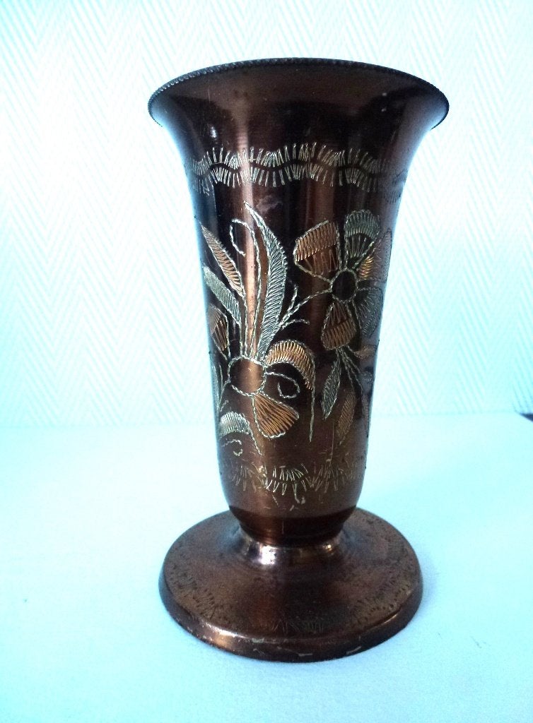 Antiek koperen vaasje handgemaakt met bloemen decoraties., Antiek en Kunst, Ophalen of Verzenden, Koper