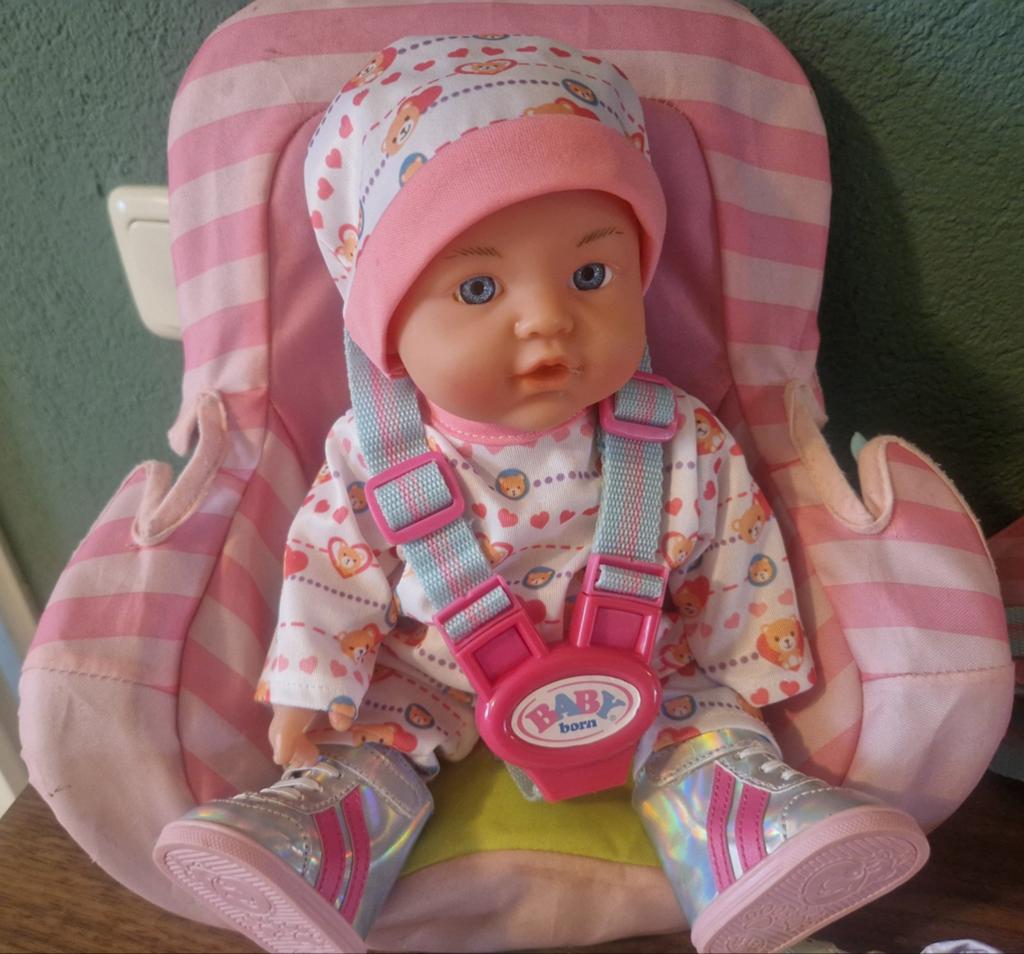 Baby Born pop met autostoel, draagzak en kleding, Kinderen en Baby's, Speelgoed | Poppen, Ophalen, Gebruikt, Babypop