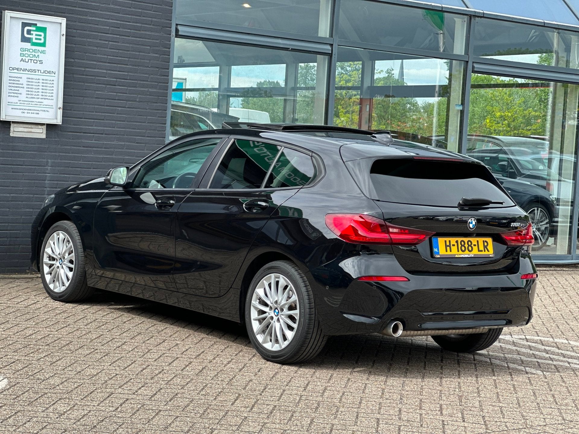 BMW 1-serie 118i Executive Edition/PANO-DAK/NAVI/CARPLAY/LED, Auto's, Stof, Gebruikt, Automatische klimaatregeling, Zwart