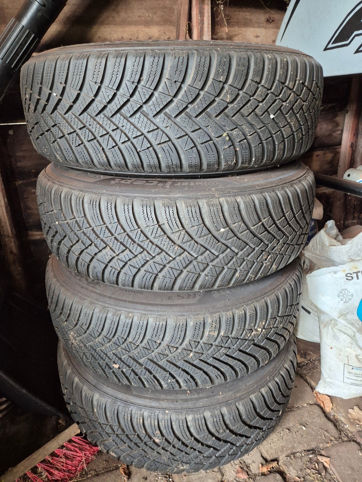 4 Hankook winterbanden met 7 mm profiel, op stalen velgen, Ophalen, Zo goed als nieuw