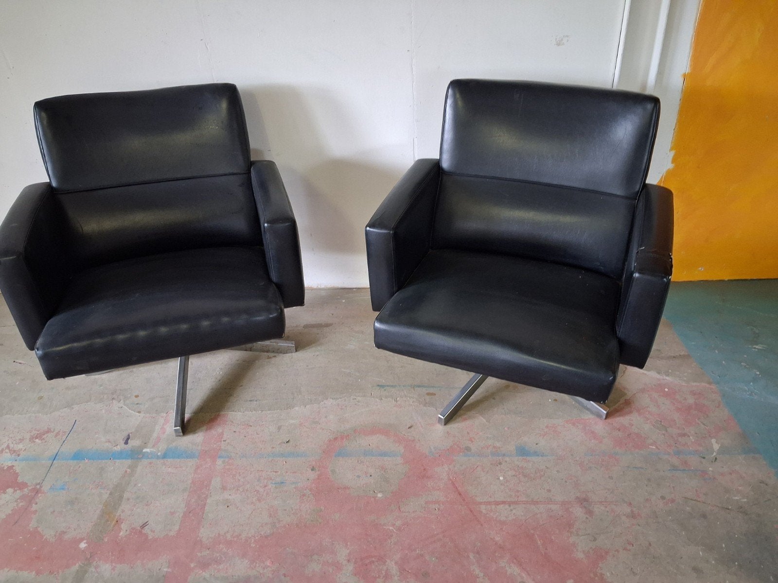 2 Zwarte Vintage Fauteuils met Chroom Onderstel, Ophalen, 50 tot 75 cm, Kunststof, Gebruikt