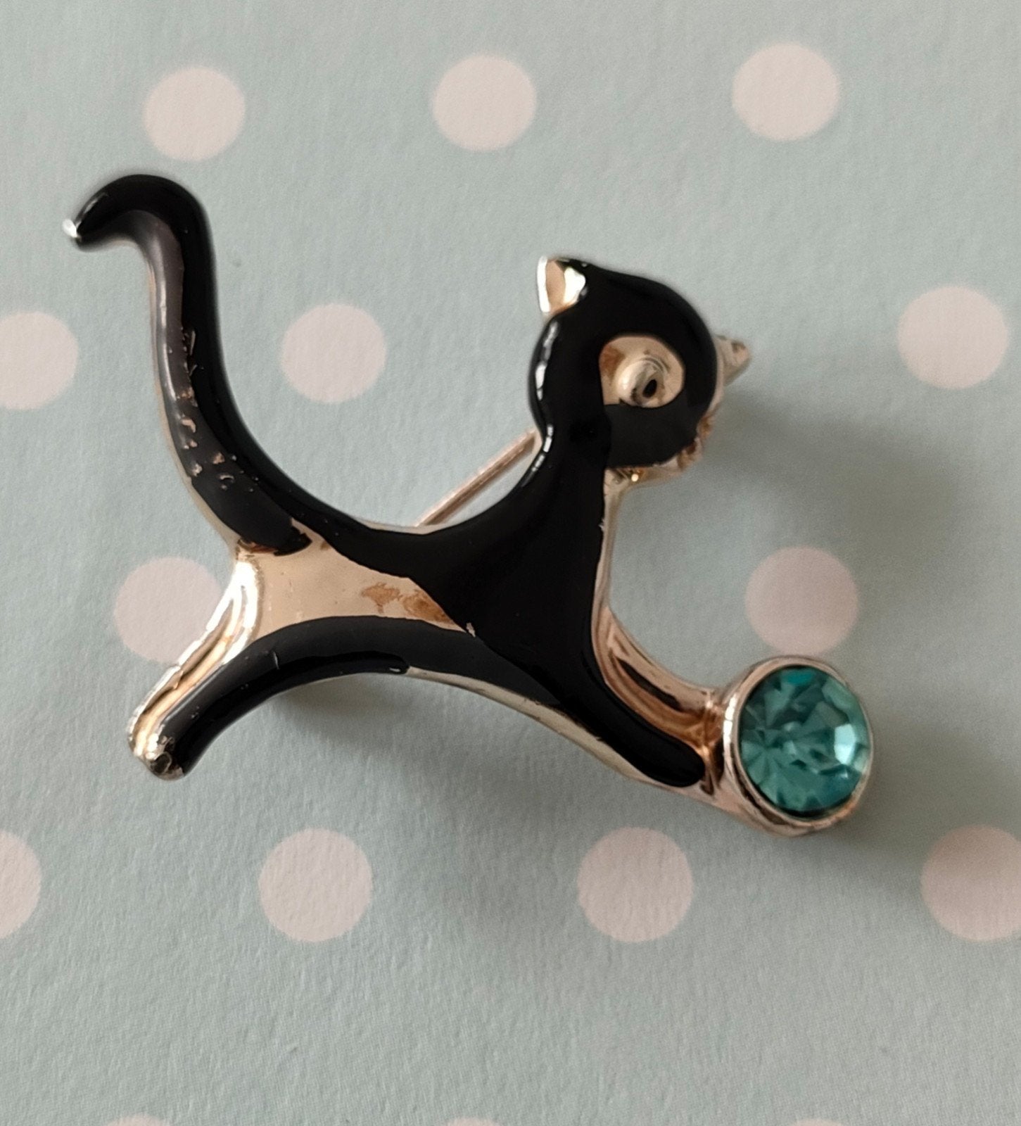 Grappige emaille kat met bal (strass steentje) broche., Overige materialen, Zwart, Ophalen of Verzenden, Zo goed als nieuw