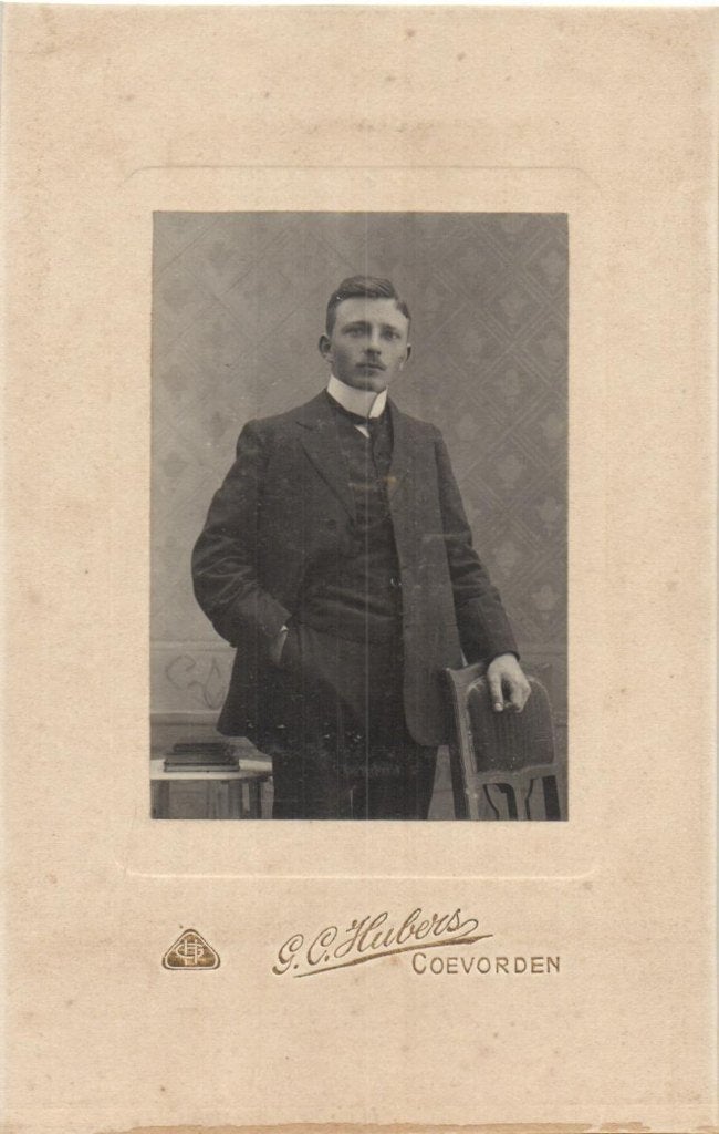 Kabinet foto - G. C. Hubers -Coevorden -Heer bij Stoel, Gebruikt, Foto, Ophalen of Verzenden, Voor 1940