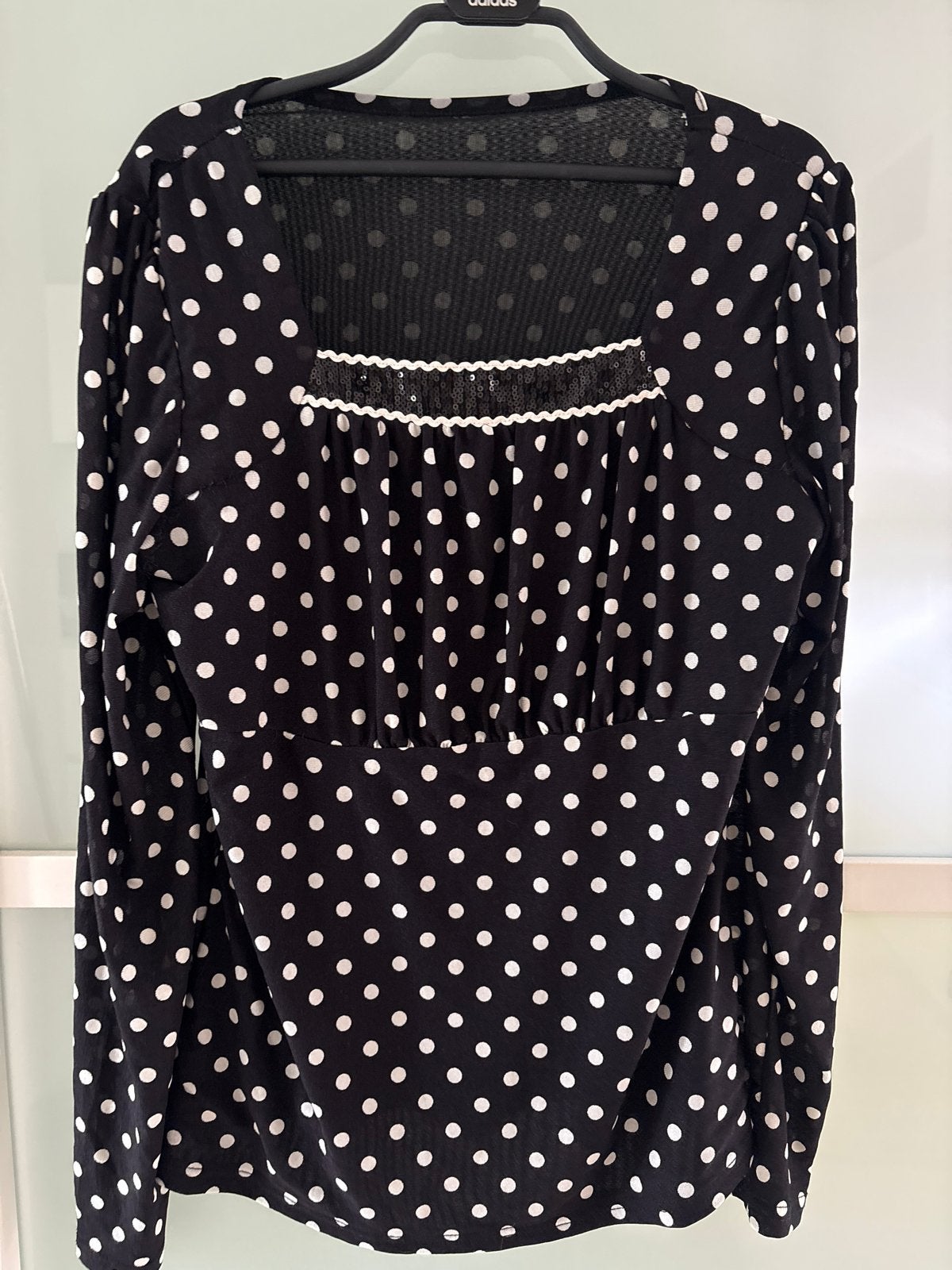 Zwarte blouse met witte stippen, Ophalen of Verzenden, Zo goed als nieuw, Maat 38/40 (M), Zwart