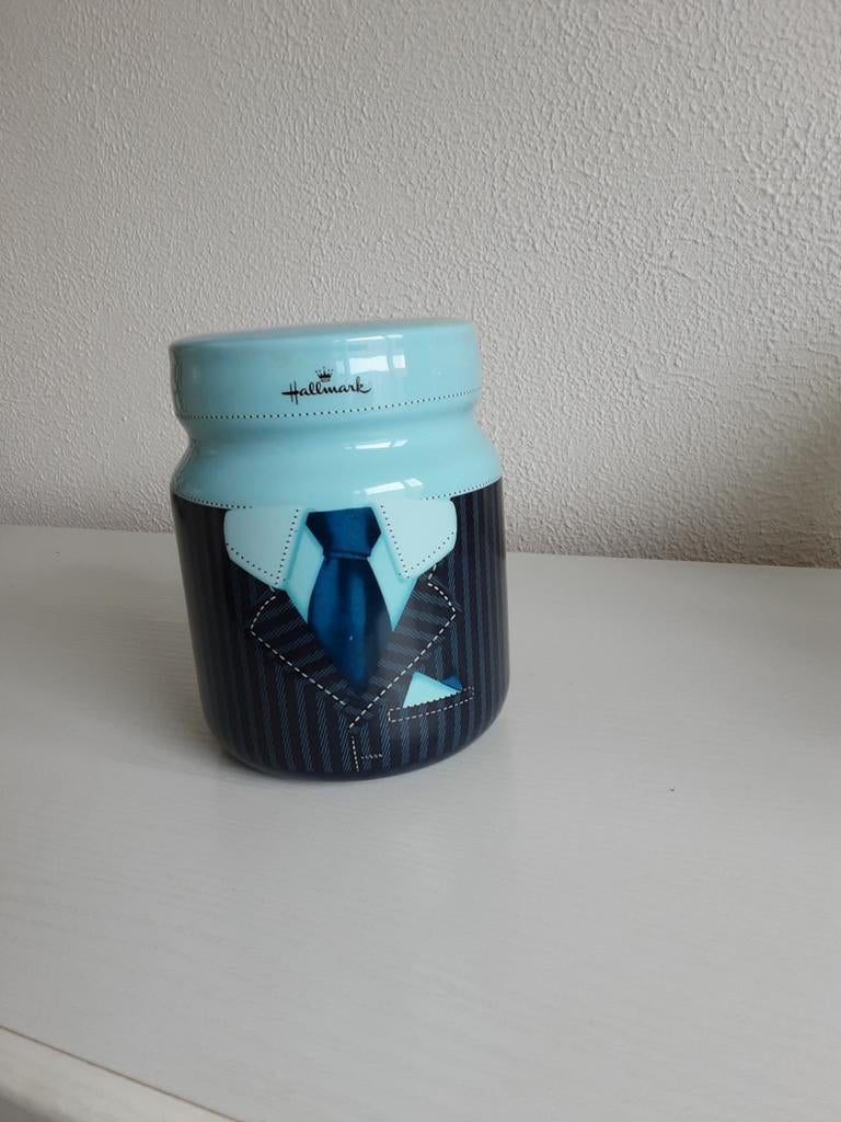 Hallmark spaarpot in de vorm van een pak met stropdas, Verzamelen, Spaarpotten, Ophalen of Verzenden, Zo goed als nieuw, Steen, Aardewerk of Keramiek