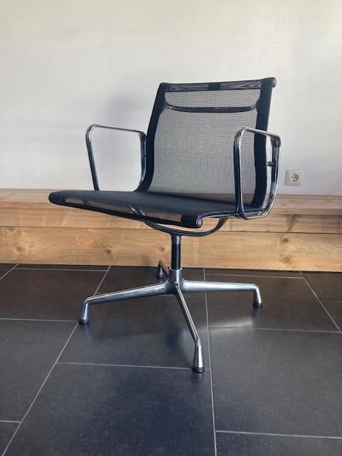 6 Vitra Eames EA 108 stoelen, chroom, zwart netweave, Huis en Inrichting, Stoelen, Vitra, Gebruikt, Zwart, Design