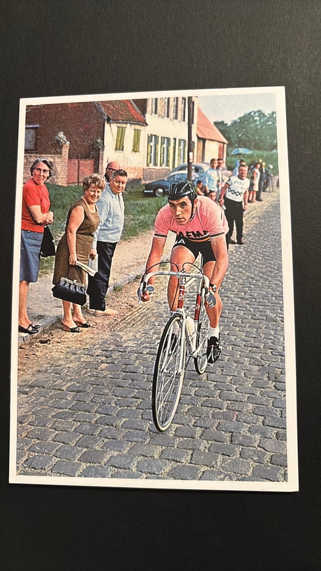 Eddy Merckx Ansichtkaart op de keitjes in België, Verzamelen, Verzenden, Zo goed als nieuw, Overige sporten, Spelerskaart