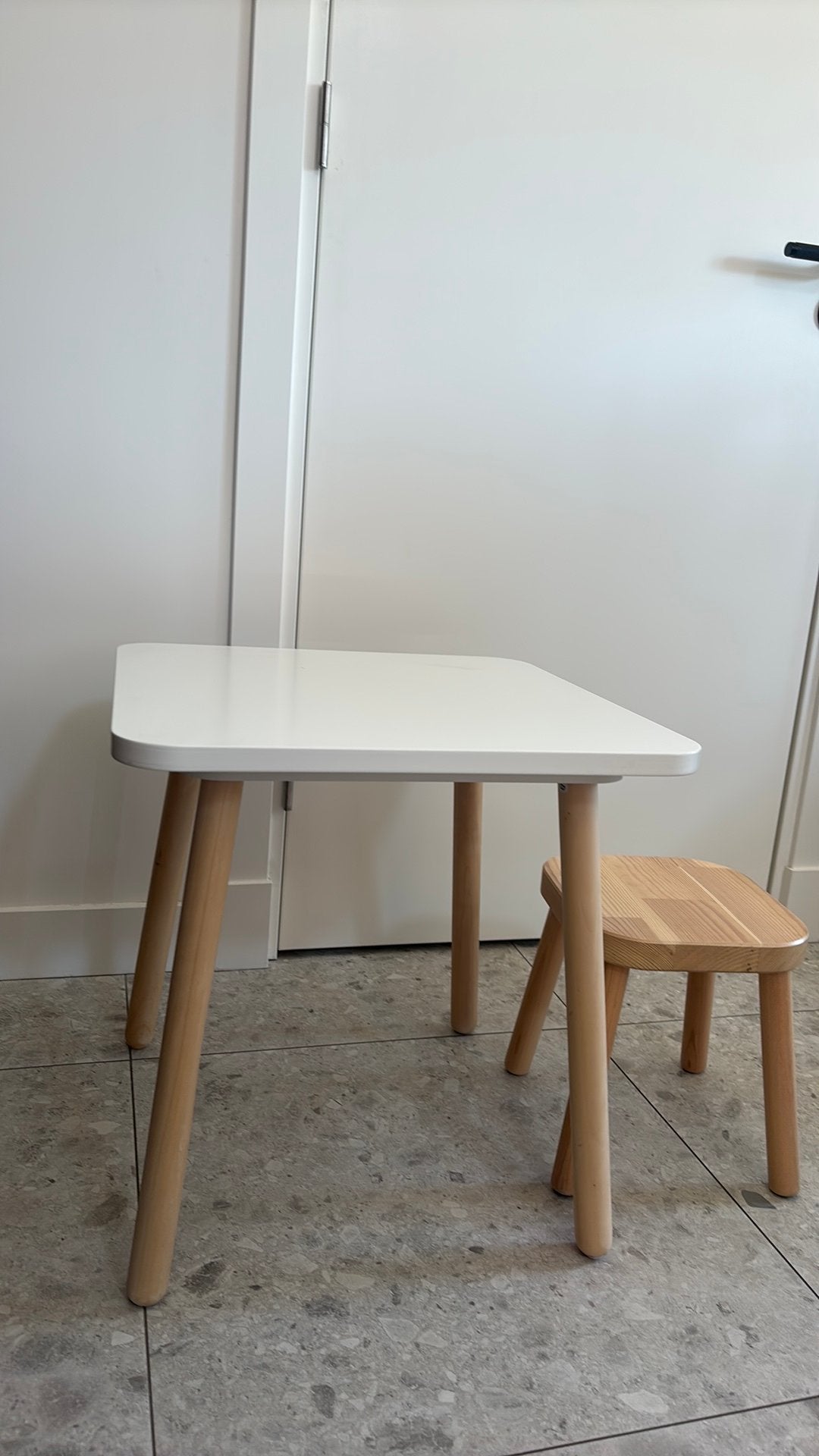 Petit Amelie Kinderbureau kindertafel kinderstoel kinderkruk, Ophalen, Gebruikt, Tafel(s) en Stoel(en)
